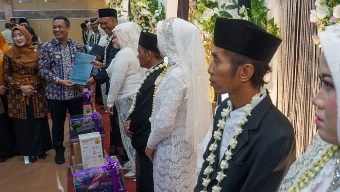 Sejumlah pasangan pengantin berpose saat nikah massal di komplek Pemkot Pekalongan, Jawa Tengah, Kamis (22/6/2023). Dalam rangka peringatan Hari Keluarga Nasional (Harganas) 2023, Pemerintah Kota Pekalongan memfasilitasi 10 pasang nikah siri mengikuti nikah massal sehingga mendapatkan status pernikahan yang legal secara hukum dan undang-undang. ANTARA FOTO/Harviyan Perdana Putra/rwa.