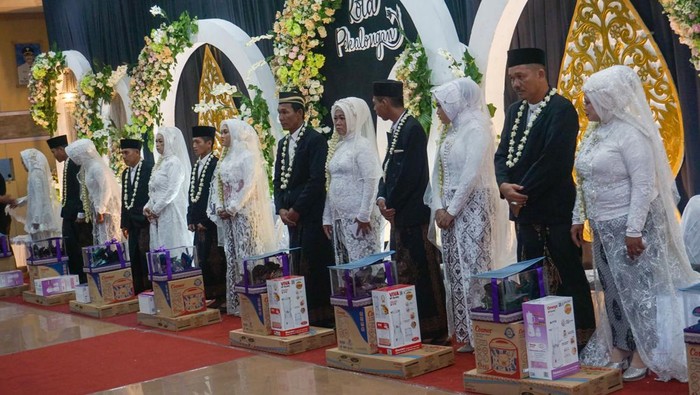 Sejumlah pasangan pengantin berpose saat nikah massal di komplek Pemkot Pekalongan, Jawa Tengah, Kamis (22/6/2023). Dalam rangka peringatan Hari Keluarga Nasional (Harganas) 2023, Pemerintah Kota Pekalongan memfasilitasi 10 pasang nikah siri mengikuti nikah massal sehingga mendapatkan status pernikahan yang legal secara hukum dan undang-undang. ANTARA FOTO/Harviyan Perdana Putra/rwa.