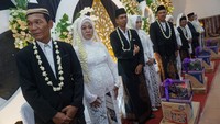 Sejumlah pasangan pengantin berpose saat nikah massal di komplek Pemkot Pekalongan, Jawa Tengah, Kamis (22/6/2023). 
