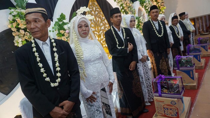10 Pasangan Siri Ikut Nikah Massal di Pekalongan Sejumlah pasangan pengantin berpose saat nikah massal di komplek Pemkot Pekalongan, Jawa Tengah, Kamis (22/6/2023). Dalam rangka peringatan Hari Keluarga Nasional (Harganas) 2023, Pemerintah Kota Pekalongan memfasilitasi 10 pasang nikah siri mengikuti nikah massal sehingga mendapatkan status pernikahan yang legal secara hukum dan undang-undang. ANTARA FOTO/Harviyan Perdana Putra/rwa.