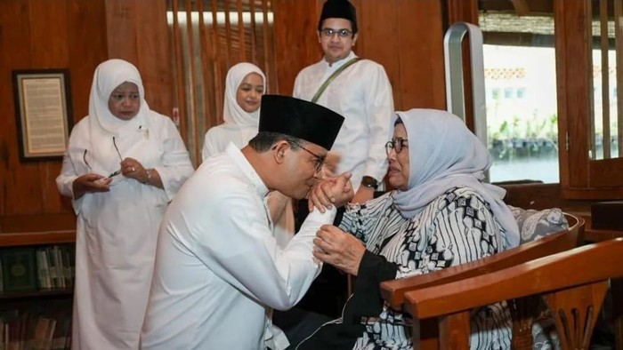 Anies Baswedan berangkat ibadah haji bersama istrinya, Fery Farhati.
