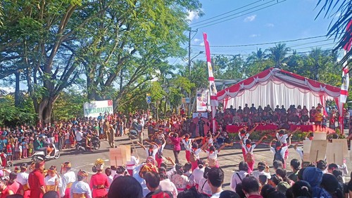 Antusias masyarakat untuk menyaksikan pawai budaya serangkaian HUT Kota Amlapura yang ke-383 di depan Tugu Pahlawan, Karangasem Kamis (22/6/2023). (I Wayan Selamat Juniasa)