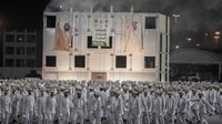 Spanduk yang menunjukkan Raja Saudi Salman, kanan, dan Putra Mahkota Mohammed bin Salman terlihat selama parade militer dalam persiapan untuk ibadah haji di Makkah, Arab Saudi, Rabu (21/6/2023).  