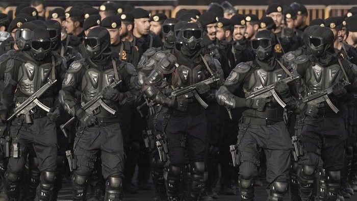 Arab Saudi Gelar Parade Militer untuk Pengamanan Ibadah Haji Members of the Saudi special forces, Special Force for Hajj and Umra (SFHU), warm up before a military parade in preparation for the annual Hajj pilgrimage in the Muslim holy city of Mecca, Saudi Arabia, Wednesday, June 21, 2023. Muslim pilgrims are converging on Saudi Arabia's holy city of Mecca for the largest Hajj since the coronavirus pandemic severely curtailed access to one of Islam's five pillars. (AP Photo/Amr Nabil)