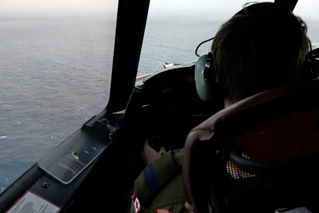 The pilot of a Royal Canadian Air Force CP-140 Aurora maritime surveillance aircraft of 14 Wing flies a search pattern for the missing OceanGate submersible, which had been carrying five people to explore the wreck of the sunken SS Titanic, in the Atlantic Ocean off Newfoundland, Canada June 20, 2023 in a still image from video. Canadian Forces/Handout via REUTERS   THIS IMAGE HAS BEEN SUPPLIED BY A THIRD PARTY.