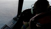 Pilot pesawat pengintai maritim Angkatan Udara Kanada CP-140 Aurora dari 14 Wing menerbangkan pola pencarian untuk kapal selam OceanGate yang hilang. Tim dari Amerika Serikat, Kanada, dan Prancis menggunakan pesawat terbang dan kapal telah mencari lebih dari 10.000 mil persegi (25.900 km persegi) laut lepas, kira-kira dua kali luas daratan negara bagian Connecticut di AS. Canadian Forces/REUTERS