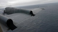 Kapal selam Titan berukuran 22 kaki (6,7 meter) , dioperasikan oleh Ekspedisi OceanGate yang berbasis di AS, mulai turun pada pukul 8 pagi (12.00 GMT) pada hari Minggu. Itu kehilangan kontak dengan kapal pendukung permukaannya menjelang akhir dari apa yang seharusnya menjadi penyelaman dua jam ke Titanic. Titan berangkat dengan 96 jam udara, menurut perusahaan, yang berarti oksigen bisa habis pada Kamis pagi. Tetapi para ahli mengatakan pasokan udara tergantung pada berbagai faktor, termasuk apakah kapal selam masih memiliki kekuatan dan seberapa tenang penumpang di dalamnya. Canadian Forces/REUTERS
