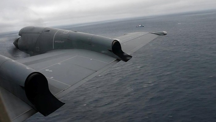 Armada Laut-Udara Dikerahkan Cari Kapal Selam Wisata Titanic yang Hilang A Royal Canadian Air Force CP-140 Aurora maritime surveillance aircraft of 14 Wing flies a search pattern for the missing OceanGate submersible, which had been carrying five people to explore the wreck of the sunken SS Titanic, in the Atlantic Ocean off Newfoundland, Canada June 20, 2023 in a still image from video. Canadian Forces/Handout via REUTERS THIS IMAGE HAS BEEN SUPPLIED BY A THIRD PARTY.