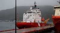 Kapal Penjaga Pantai Kanada (CCGS) Terry Fox bersiap berangkat untuk mendukung pencarian kapal selam OceanGate Expeditions yang hilang. Dengan perkiraan yang menunjukkan bahwa pasokan udara di atas kapal dapat habis dalam hitungan jam, koalisi tim penyelamat internasional menyapu hamparan lautan luas untuk Titan, yang menghilang pada hari Minggu saat membawa lima orang dalam pelayaran laut dalam Titanic, bangkai kapal berusia seabad sebagai bagian dari ekspedisi wisata. REUTERS/David Hiscock