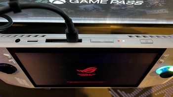 Portnya juga komplit, 3,5mm combo audio jack, interface ROG XG mobile, USB-C combo (USB 3.2 Gen2 yang mendukung DisplayPort 1.4). Foto: detikINET/Anggoro Suryo Jati