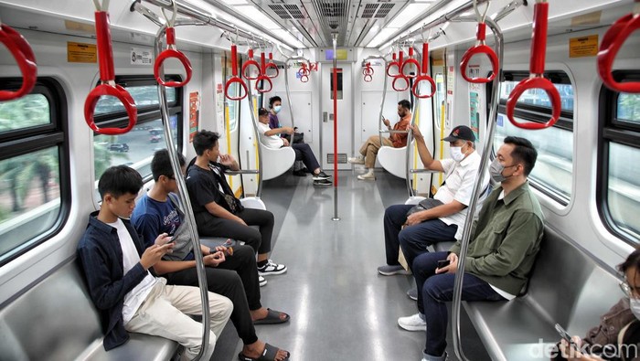 Warga memakai transportasi biasa  LRT dan Transjakarta di tempat Velodrome, Rawamangun, Jakarta Timur, Rabu (21/6/2023).