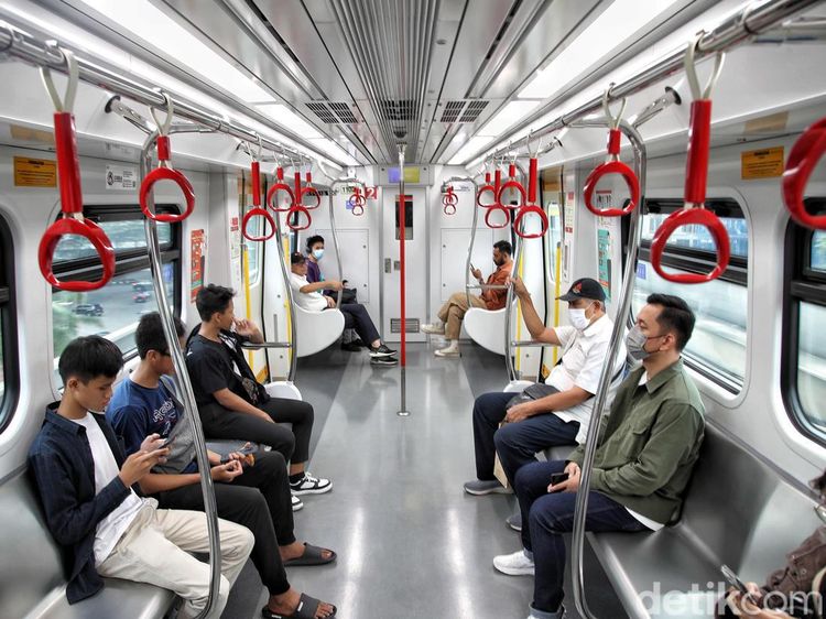 Asyik.. Naik LRT Hari Ini Cuma Bayar Rp 1