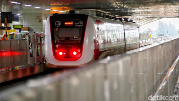 Warga menggunakan transportasi umum LRT dan Transjakarta di kawasan Velodrome, Rawamangun, Jakarta Timur, Rabu (21/6/2023).
