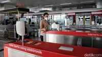 Warga menggunakan transportasi umum LRT dan Transjakarta di kawasan Velodrome, Rawamangun, Jakarta Timur.  