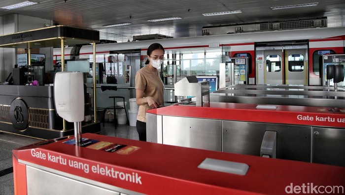 Asyik.. Naik LRT Hari Ini Cuma Rp 1 Warga menggunakan transportasi umum LRT dan Transjakarta di kawasan Velodrome, Rawamangun, Jakarta Timur, Rabu (21/6/2023).