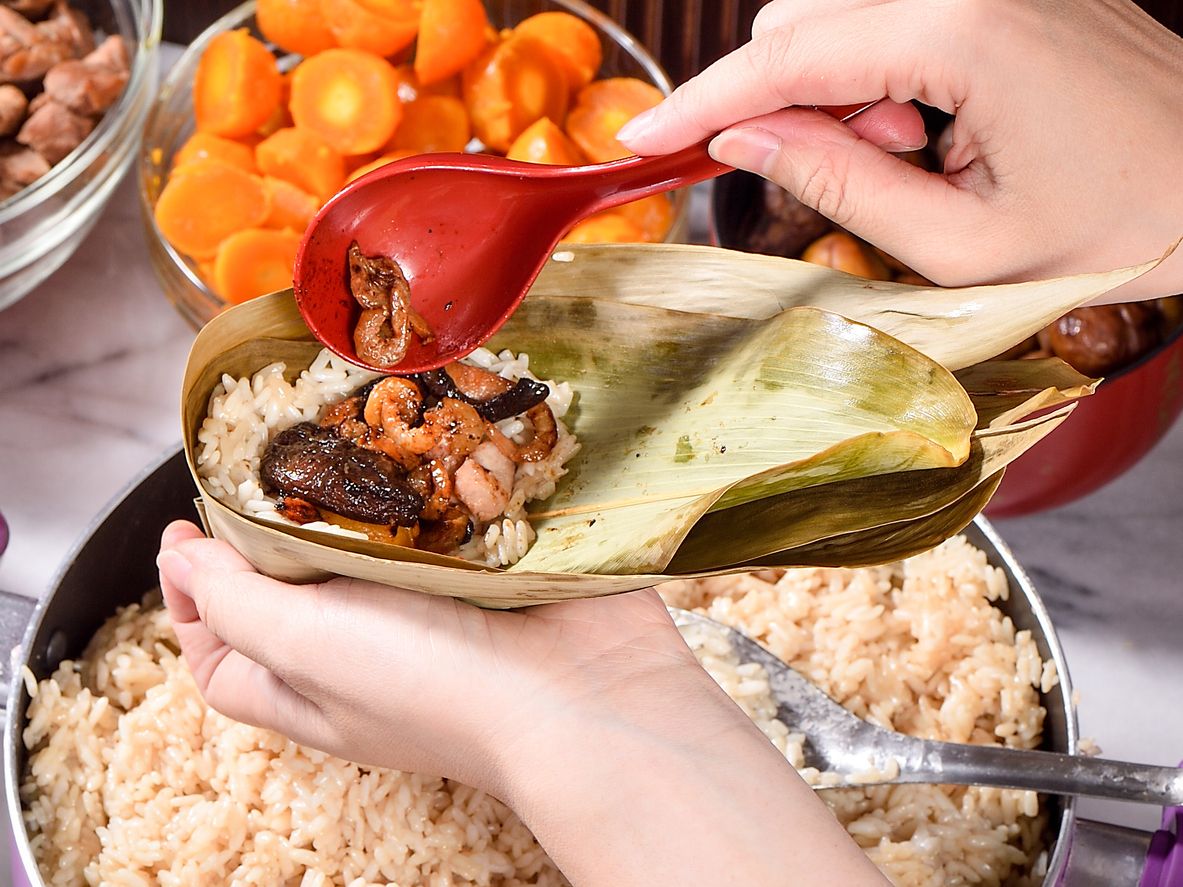 bakcang jadi sajian wajib dalam festival Peh Cun (perayaan mendayung perahu naga)