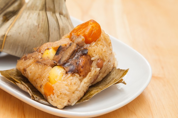 bakcang jadi sajian wajib dalam festival Peh Cun (perayaan mendayung perahu naga)