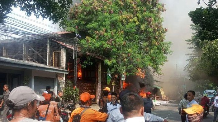 Bangunan bengkel sepeda motor dan gudang penyimpanan kayu di Cakung, Jakarta Timur (Jaktim), terbakar. Dua orang terluka akibat insiden tersebut. (IG @damkarjakartatimur)