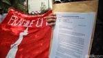 Bawa Spanduk Besar, Pendemo Soroti Tingginya Polusi di HUT DKI Jakarta