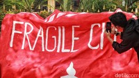 Dalam aksinya, mereka menggelar spanduk besar bertuliskan Fragile City dan sejumlah poster tuntutan.