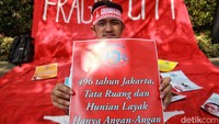 Para aktivis dari Koalisi Perjuangan Warga Jakarta (Kopaja) menggelar aksi damai di depan Balai Kota, Jakarta, Kamis (22/6/2023).  
