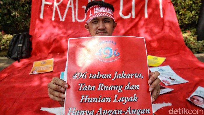 Para aktivis dari Koalisi Perjuangan Warga Jakarta (Kopaja) menggelar aksi damai di depan Balai Kota, Jakarta, Kamis (22/6/2023). Mereka menyoroti buruknya kualitas udara di Jakarta lantaran polusi. Aksi ini bertepatan dengan hari jadi DKI Jakarta yang ke-496. Selain polusi, ada tujuh isu utama yang dibawa yakni akses air bersih, banjir, bantuan hukum buat warga miskin, kerusakan pesisir Jakarta, hunian yang layak dan moda transportasi. Dalam aksinya, mereka menggelar spanduk besar bertuliskan 'Fragile City' dan sejumlah poster tuntutan. Aksi berlangsung tertib.