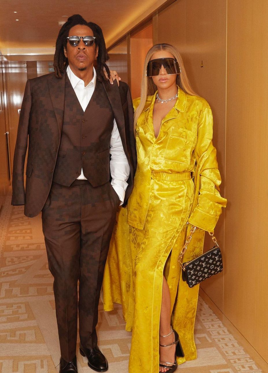 Gaya Beyonce Pakai Piyama Fancy di Fashion Show Louis Vuitton