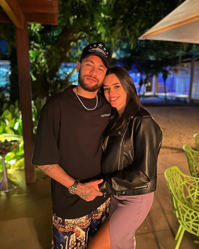 Dilaporkan bahwa baru-baru ini Neymar gagal untuk persyaratannya yang ketiga. Rumor beredar bahwa ia ketahuan punya hubungan dengan seorang blogger. Hal itu didukung dengan postingan terbaru Neymar di mana ia mengunggah foto bersama sang kekasih dan menuliskan permintaan maaf karena telah melakukan kesalahan.Foto: Instagram Bruna Biancardi