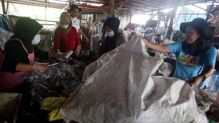 Bulan Sukarelawan Komunitas Pengumpul Plastik Herbalife bekerja sama dengan perusahaan sosial Plastic Bank untuk mencegah sampah plastik agar tidak mencemari lingkungan dan lautan di Indonesia.