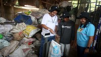 Senior Director and General Manager Herbalife Indonesia, Andam Dewi dan Direktur Plastic Bank Indonesia, Frederick Ramadhani Saman bersama komunitas pengumpul plastik melakukan pemilahan sampah plastik untuk kemudian di daur ulang kembali di salah satu cabang Plastic Bank di Pasar Kemis, Kabupaten Tangerang, Kamis, (22/6/2023).