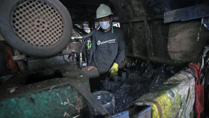 Bulan Sukarelawan Komunitas Pengumpul Plastik Herbalife bekerja sama dengan perusahaan sosial Plastic Bank untuk mencegah sampah plastik agar tidak mencemari lingkungan dan lautan di Indonesia.