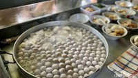 Terlihat juga pelayan warung yang sudah sibuk melakukan persiapan. Mulai dari menyiapkan bahan-bahan hingga menyiapkan area makan. Foto: detikcom/Riska Fitria