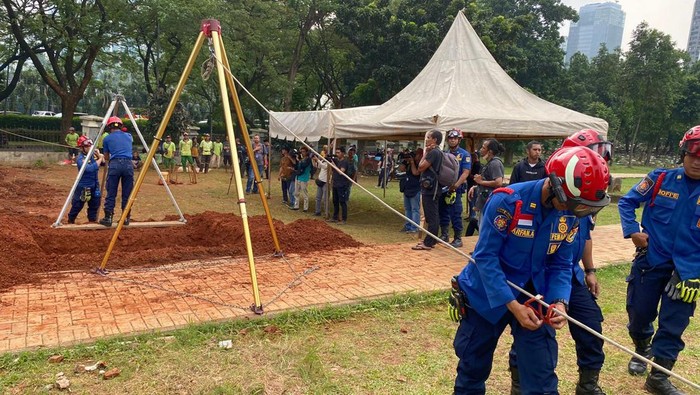 Damkar bantu proses pemakaman M Fajri, pria obesitas 300 kg, di Menteng Pulo, Tebet.