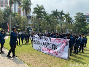 EM UB Demo Rektorat Tuntut WR III Minta Maaf Telah Bekukan Program Kerja