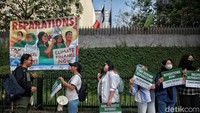 Selain itu, para pendemo mendesak negara G7 menaikkan pajak terhadap orang kaya dan sangat kaya. 