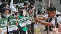 Pendemo tergabung dalam Organisasi Masyarakat Sipil Indonesia sepert JALA PRT, Kruha dan Walhi.  