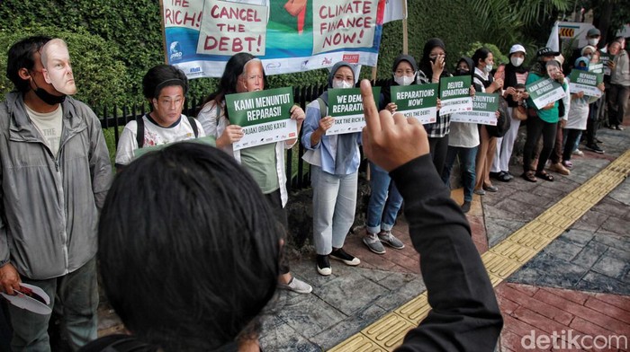 Desak G7 Setop Beri Utang, Pendemo Geruduk Kedubes Prancis Sejumlah aktivis gelar demonstrasi di Kedubes Prancis, Jakarta. Mereka mendesak negara-negara G7 menghentikan skema utang negara-negara selatan terkait krisis iklim.