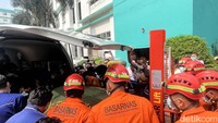Jenazah Muhammad Fajri, dibawa menggunakan forklift kecil manual agar bisa dimasukan ke dalam kendaraan Ambulance untuk menuju tempat pemakaman.