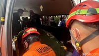 Petugas Basarnas bersama pegawai RSCM membawa jenazah Muhammad Fajri ke Ambulance di RSCM, Jakarta.