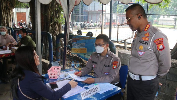 Dirlantas Polda Mtro Jaya Kombs Latif Usman mnyidak loket SIM keliling Kalibata Trilogi, Jaksel.