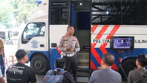 Dirlantas Polda Mtro Jaya Kombs Latif Usman mnyidak loket SIM keliling Kalibata Trilogi, Jaksel.