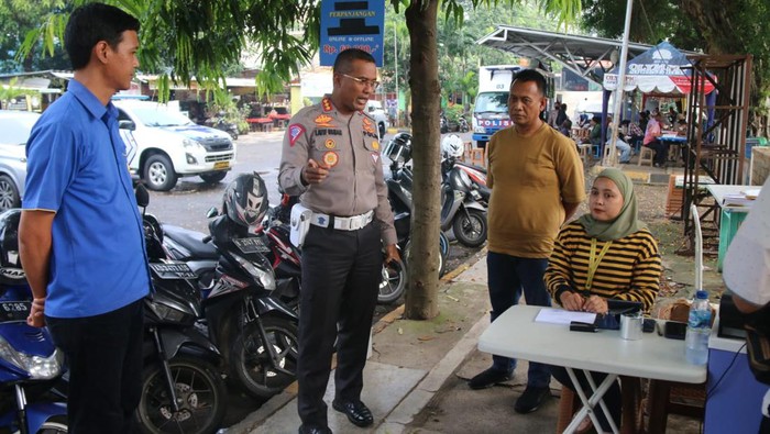 Dirlantas Polda Mtro Jaya Kombs Latif Usman mnyidak loket SIM keliling Kalibata Trilogi, Jaksel.