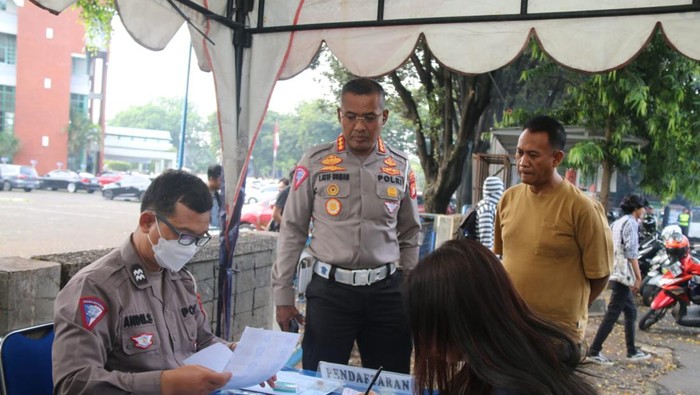 Dirlantas Polda Mtro Jaya Kombs Latif Usman mnyidak loket SIM keliling Kalibata Trilogi, Jaksel.