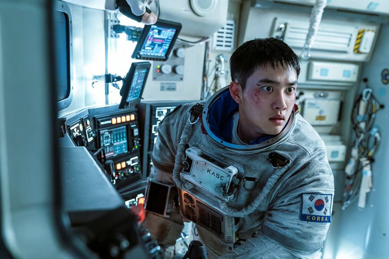 D.O EXO Potongan adegan D.O EXO dalam film The Moon. Film ini rencananya akan tayang Agustus 2023 di bioskop.