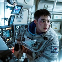 Tak hanya diperhitungkan sebagai vokalis utama grup EXO. Do Kyung Soo alias D.O. punya bakat akting yang terasah sejak membintangi drama Korea It’s Okay That’s Love pada 2014. Tahun ini, D.O. berperan sebagai seorang astronot dalam film Moon.    Foto: dok. CJENM Movie/CJ Entertainment