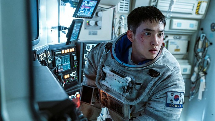 Potongan adegan D.O EXO dalam film The Moon. Film ini rencananya akan tayang Agustus 2023 di bioskop.