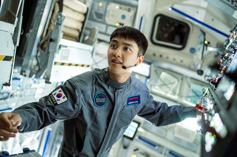 Potongan adegan D.O EXO dalam film The Moon. Film ini rencananya akan tayang Agustus 2023 di bioskop.