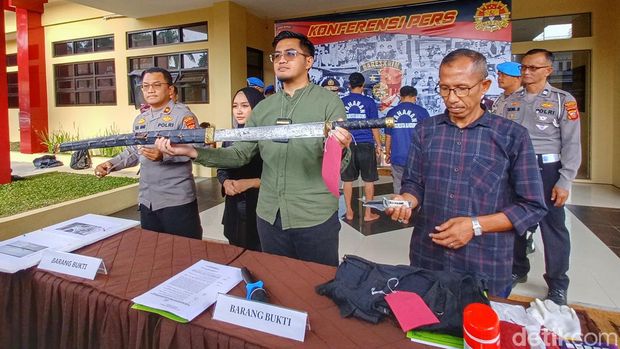 Dua Bang Jago yang Todongkan Sajam ke Polisi saat diamankan di Mapolresta Bandun.