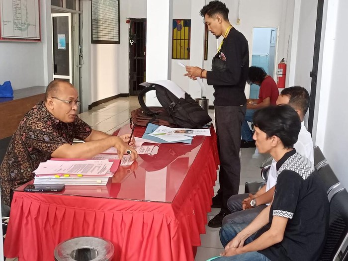 Dua tersangka saat dijebloskan ke penjara oleh jaksa