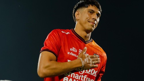 Bek raksasa asal Thailand Elias Dolah resmi diperkenalkan sebagai pemain anyar Bali United setelah lolos medical check up (MCU) atau tes kesehatan.